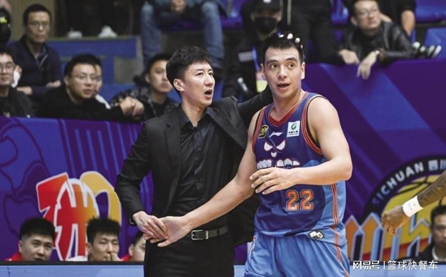 新英体育-56比98惨败42分！辽篮苦主惨遭18连败：主教练顶不住申请下课？
